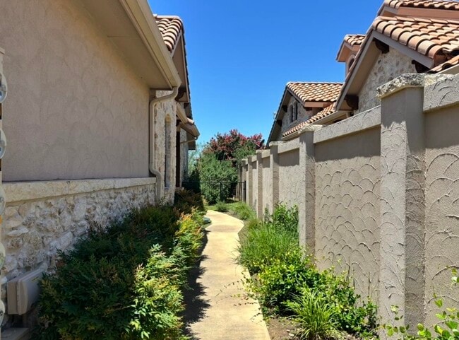 112 Tuscan Dr in Horseshoe Bay, TX - Building Photo - Building Photo