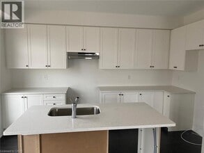 3 Pinnacle Ct in Hamilton, ON - Building Photo - Building Photo