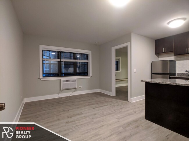 1447 N Dearborn St, Unit B2 in Chicago, IL - Building Photo - Building Photo