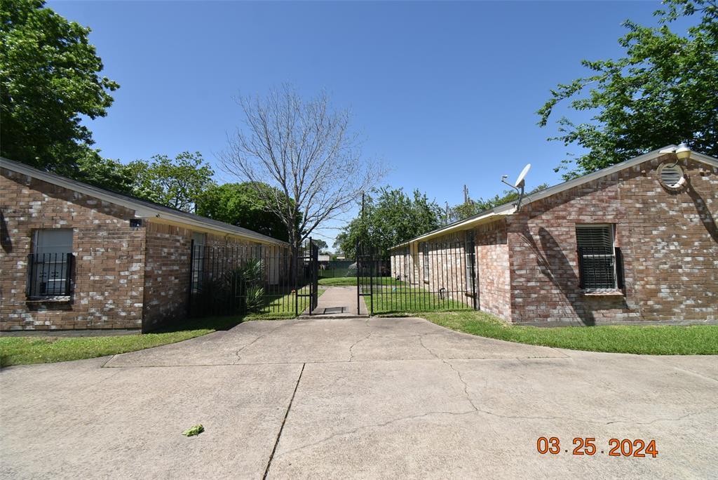 220 Westward Ave in La Marque, TX - Building Photo