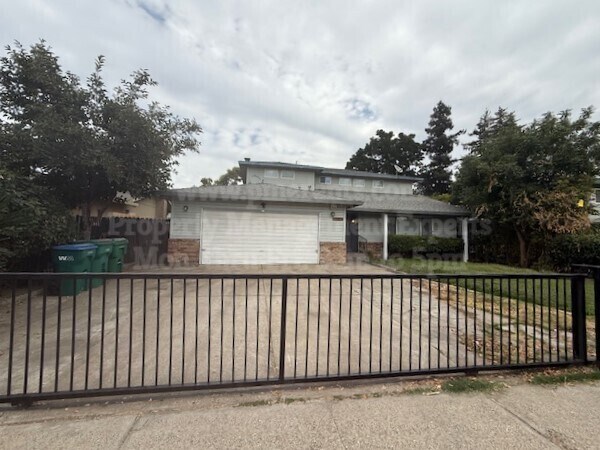 1719 Wagner Heights Rd in Stockton, CA - Building Photo
