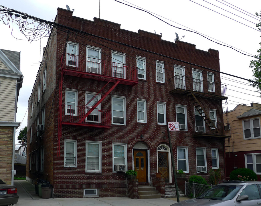 87-27 143rd St in Jamaica, NY - Building Photo