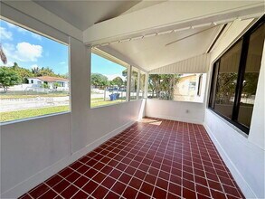 580 NE 170th St in North Miami Beach, FL - Building Photo - Building Photo
