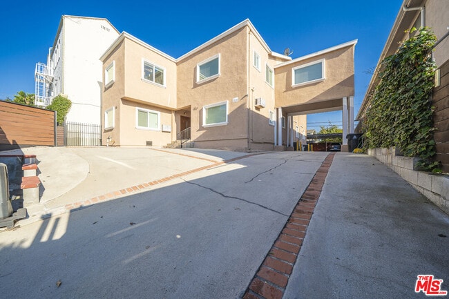 136 N Rampart Blvd in Los Angeles, CA - Building Photo - Building Photo