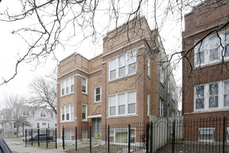 2057 N Leclaire Ave in Chicago, IL - Building Photo - Building Photo