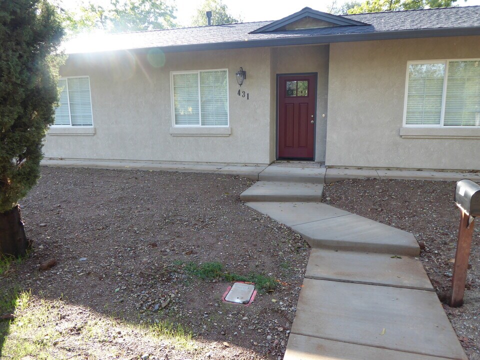 431 Manzanita Ln in Redding, CA - Building Photo