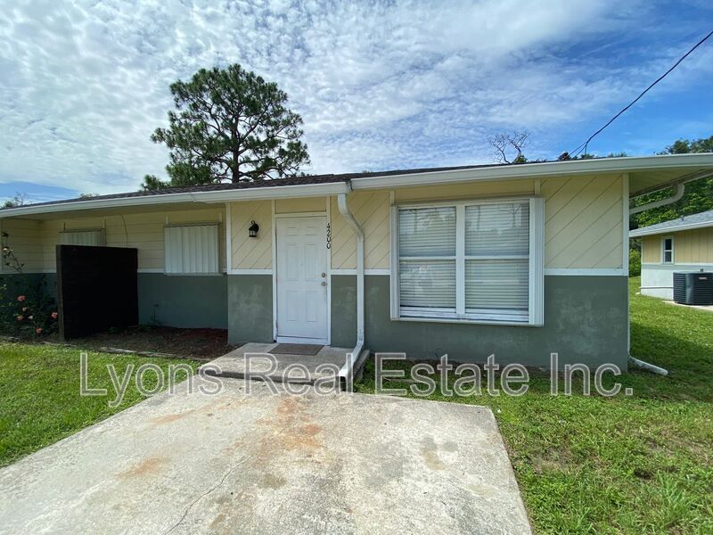 4200 Pine Drop Ln in North Fort Myers, FL - Building Photo