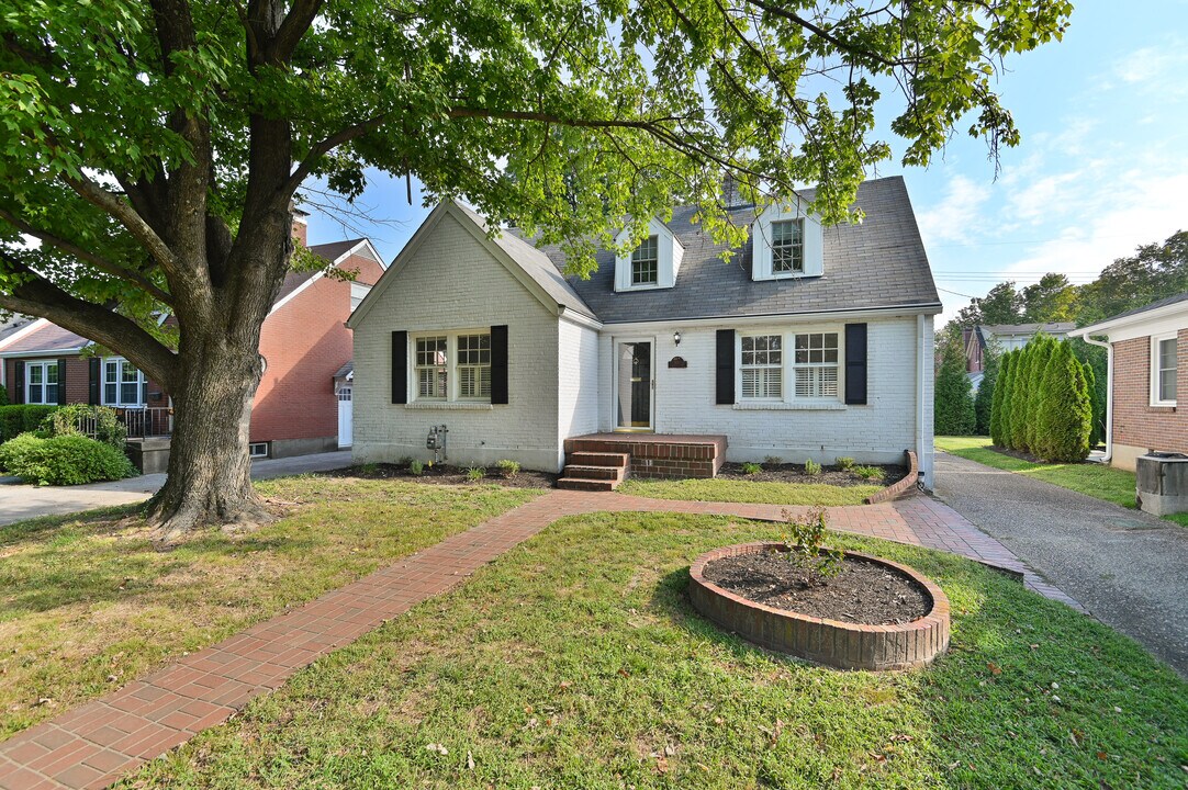 511 Cannons Ln in Louisville, KY - Building Photo