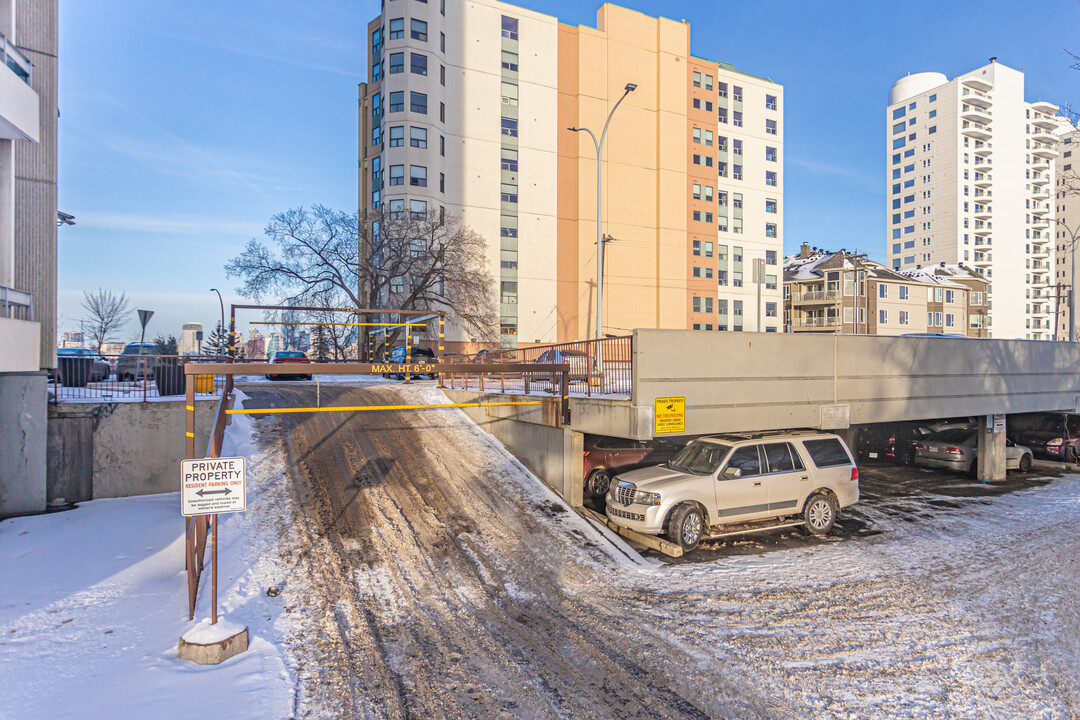 10883 Saskatchewan Dr NW in Edmonton, AB - Building Photo