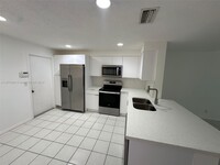 1401 Veracruz Ln in Weston, FL - Foto de edificio - Building Photo