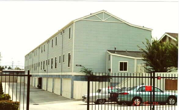 9208 Palm St in Bellflower, CA - Building Photo