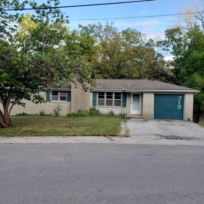 property at 719 NW South Shore Dr