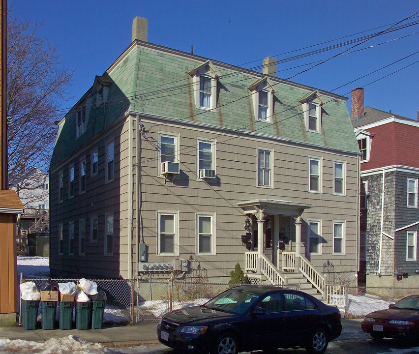 527 4th St in Fall River, MA - Foto de edificio