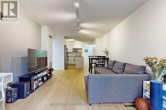 25 Carlton St. in Toronto, ON - Building Photo - Building Photo