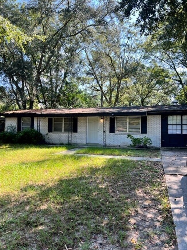 property at 6936 Hialeah Cir