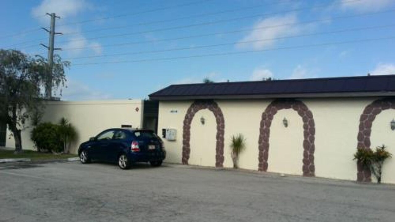 4516 Santa Barbara Blvd in Cape Coral, FL - Building Photo