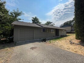 100 SW Ruckel St in Cascade Locks, OR - Building Photo