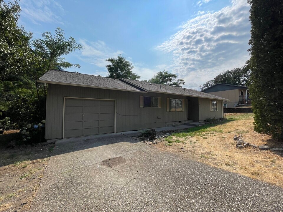 100 SW Ruckel St in Cascade Locks, OR - Foto de edificio