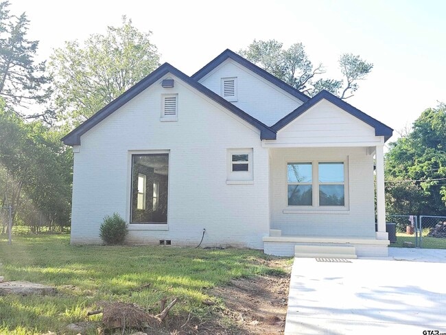 property at 1403 W 2nd St