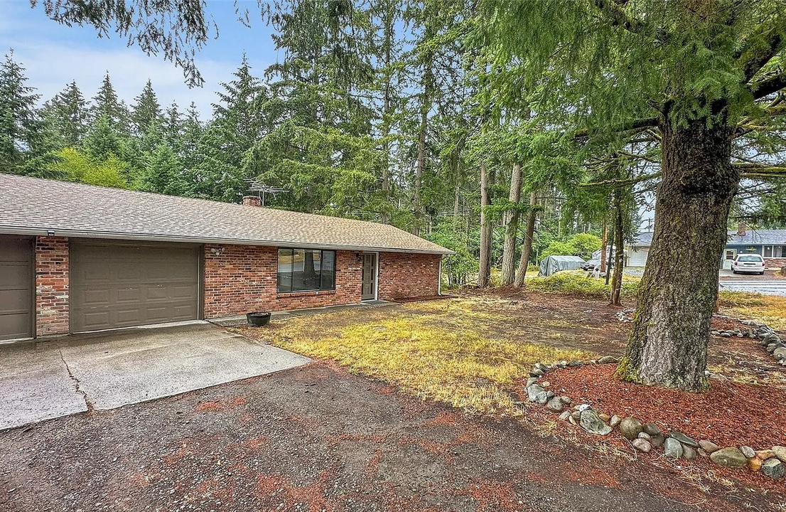 8511 116th St E in Puyallup, WA - Foto de edificio