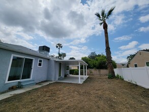 6621 Chimineas Ave in Reseda, CA - Building Photo - Building Photo