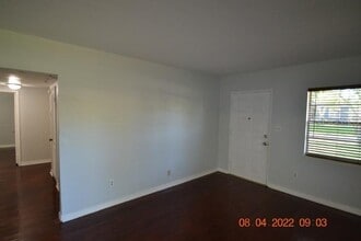 2801 Sanders Dr in Tampa, FL - Building Photo - Building Photo