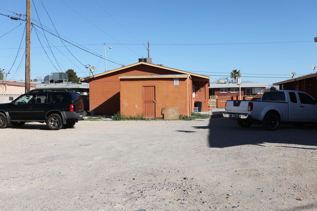 2215 E Nelson Ave in North Las Vegas, NV - Foto de edificio - Building Photo