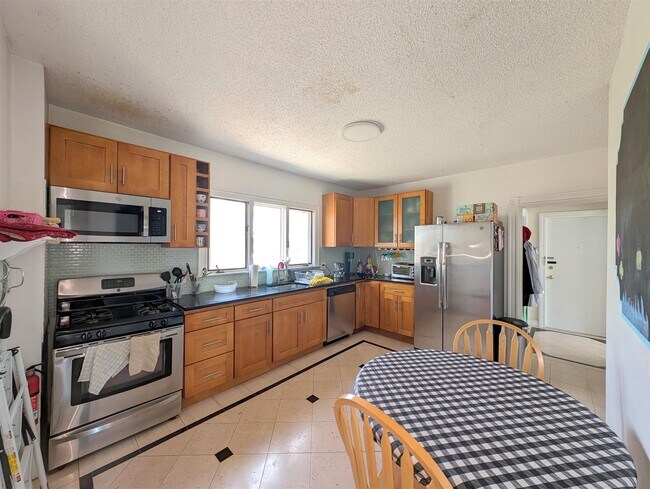 489 Main St, Unit 2