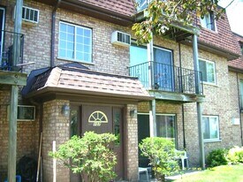 107 E Dundee Rd in Wheeling, IL - Building Photo