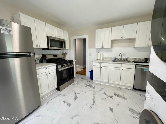 130 Woodlawn Ave in Saratoga Springs, NY - Building Photo - Building Photo