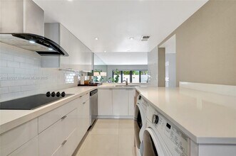 21300 San Simeon Way in Miami, FL - Building Photo - Building Photo
