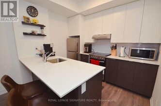 100 Canon Jackson Dr in Toronto, ON - Building Photo - Building Photo