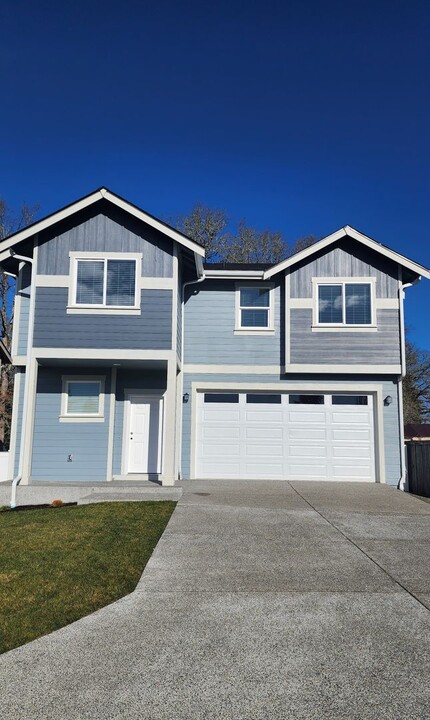 15638 View Dr Ct SE in Yelm, WA - Foto de edificio