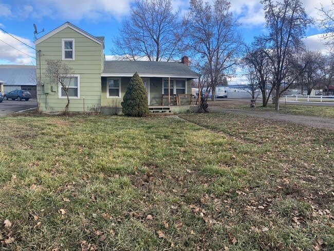 2439 Homedale Rd in Klamath Falls, OR - Building Photo - Building Photo