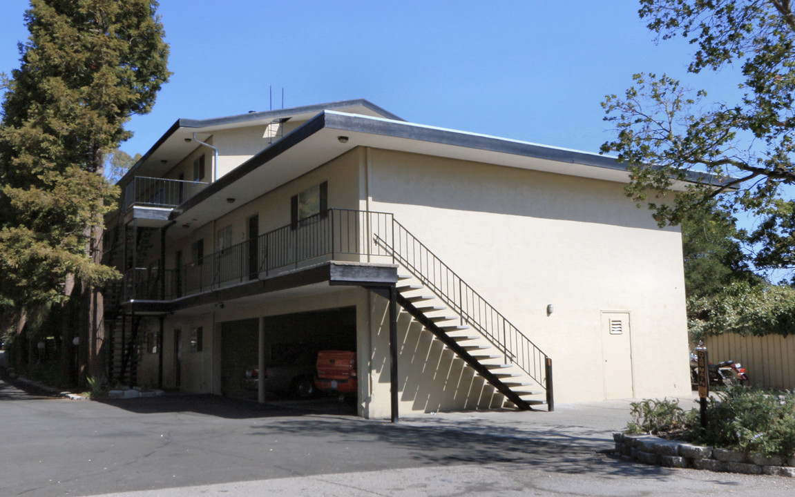 LOS ROBLES APARTMENTS in Novato, CA - Building Photo