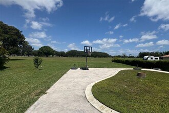 1025 Hunting Lodge Dr in Miami Springs, FL - Building Photo - Building Photo