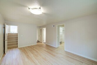 10407 NE 115th Pl in Kirkland, WA - Building Photo - Building Photo