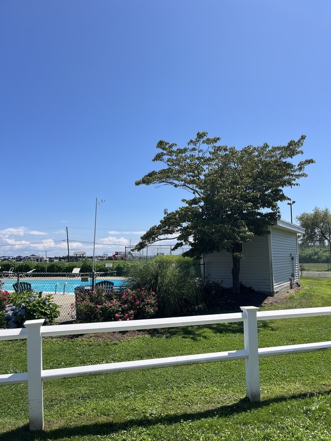 25 Riverside Dr in Clinton, CT - Building Photo - Building Photo