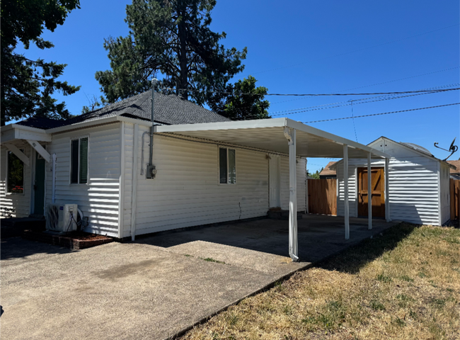 860 N 23rd St in Springfield, OR - Building Photo - Building Photo