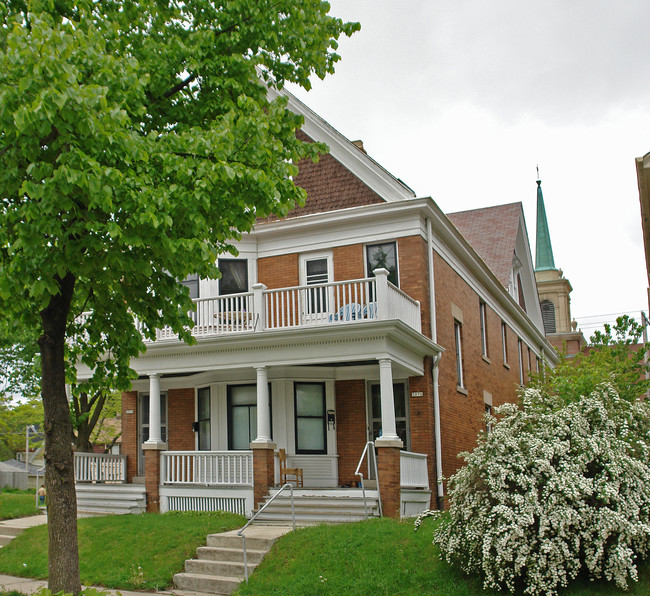 3076 N Pierce St in Milwaukee, WI - Foto de edificio - Building Photo