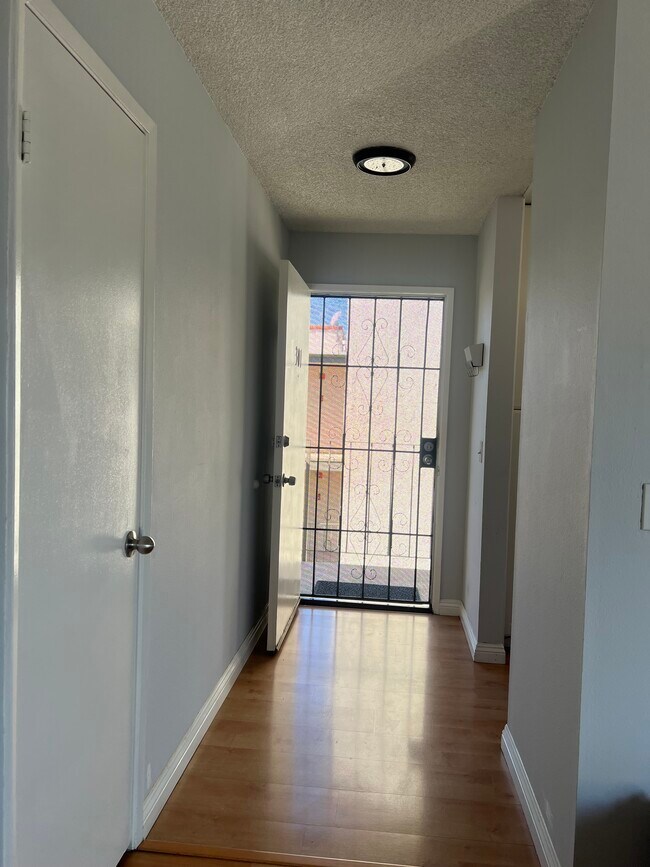 4515 California Ave, Unit 301 in Long Beach, CA - Foto de edificio - Building Photo