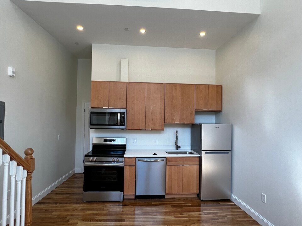 4 Blossom St in Fitchburg, MA - Building Photo
