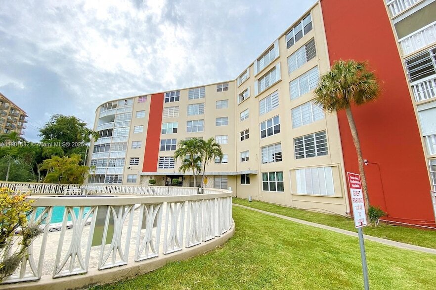 1475 NE 125th Terrace, Unit 307BI in North Miami, FL - Building Photo
