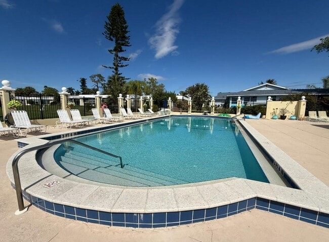 5835 Tidewood Ave in Sarasota, FL - Building Photo - Building Photo