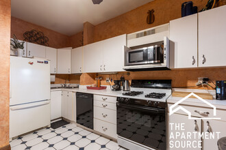 825 W Diversey Pkwy in Chicago, IL - Building Photo - Building Photo