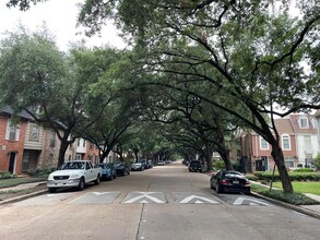 353 N Post Oak Ln in Houston, TX - Building Photo - Building Photo