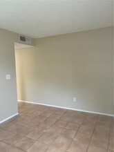 7193 E Bank Dr, Unit 106 in Tampa, FL - Building Photo - Building Photo
