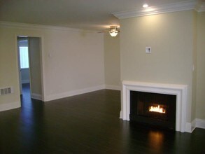 1335 S Carmelina Ave-Unit -108 in Los Angeles, CA - Building Photo - Building Photo