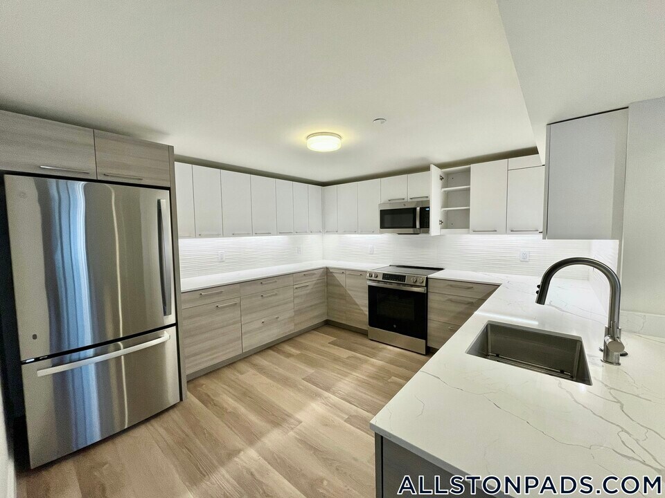 1079 Commonwealth Ave in Boston, MA - Building Photo