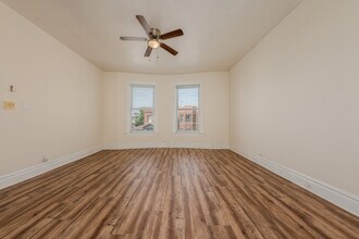 3105 W Diversey Ave in Chicago, IL - Foto de edificio - Building Photo